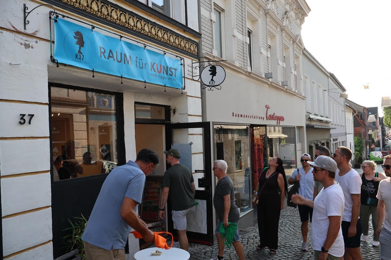 Besuchergruppe vor der Galerie K37 in der Mönchengladbacher Altstadt