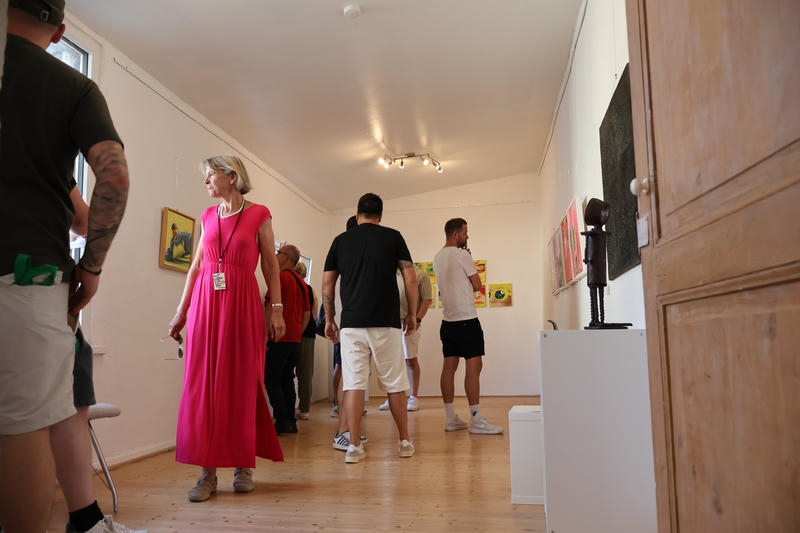 Teilnehmende betrachten zeitgenössische Kunst in der Galerie K37