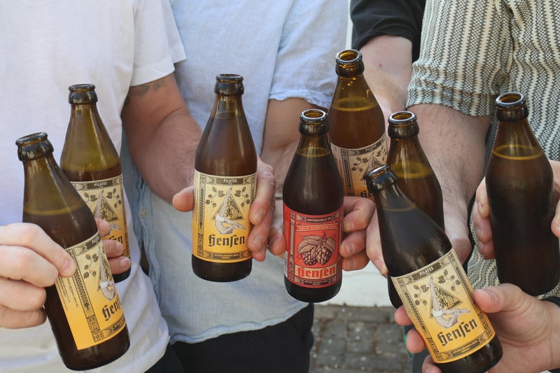 Teilnehmende stoßen während der After-Work-Tour mit Hensen-Bier an